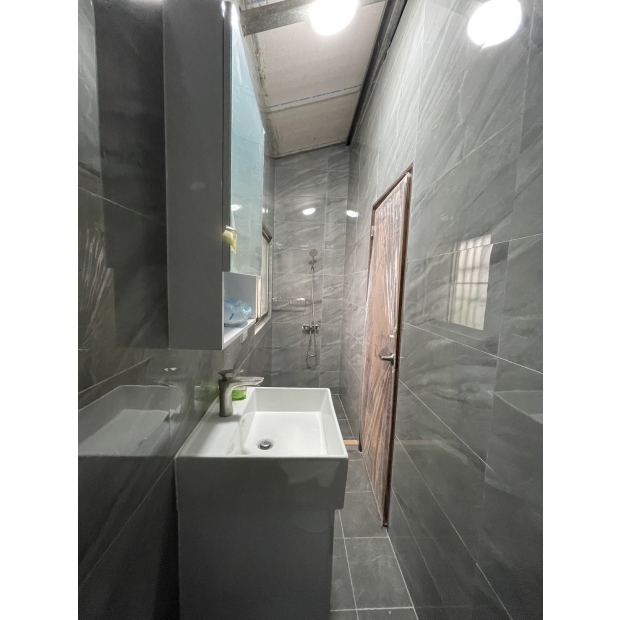 南區南平路透天店面出租｜1F+B1・31坪